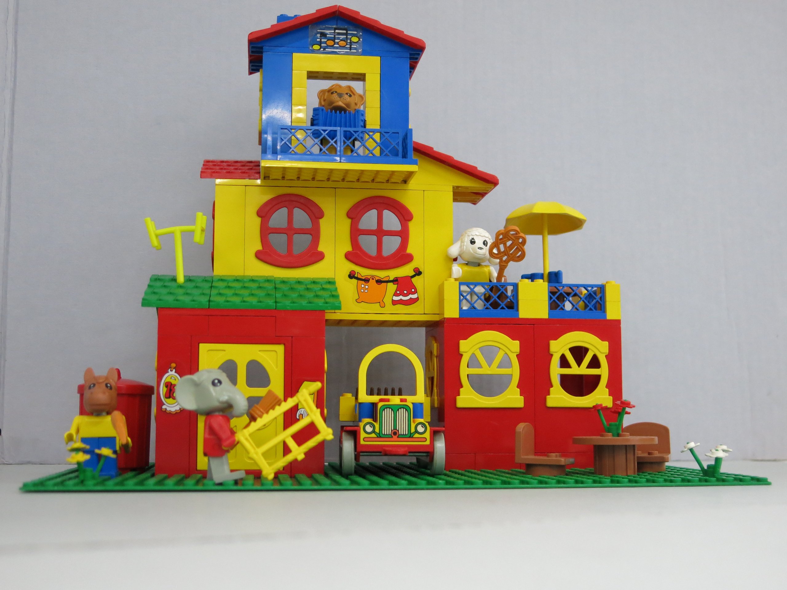 LEGO Fabuland set, 'Lionel's Lodge'