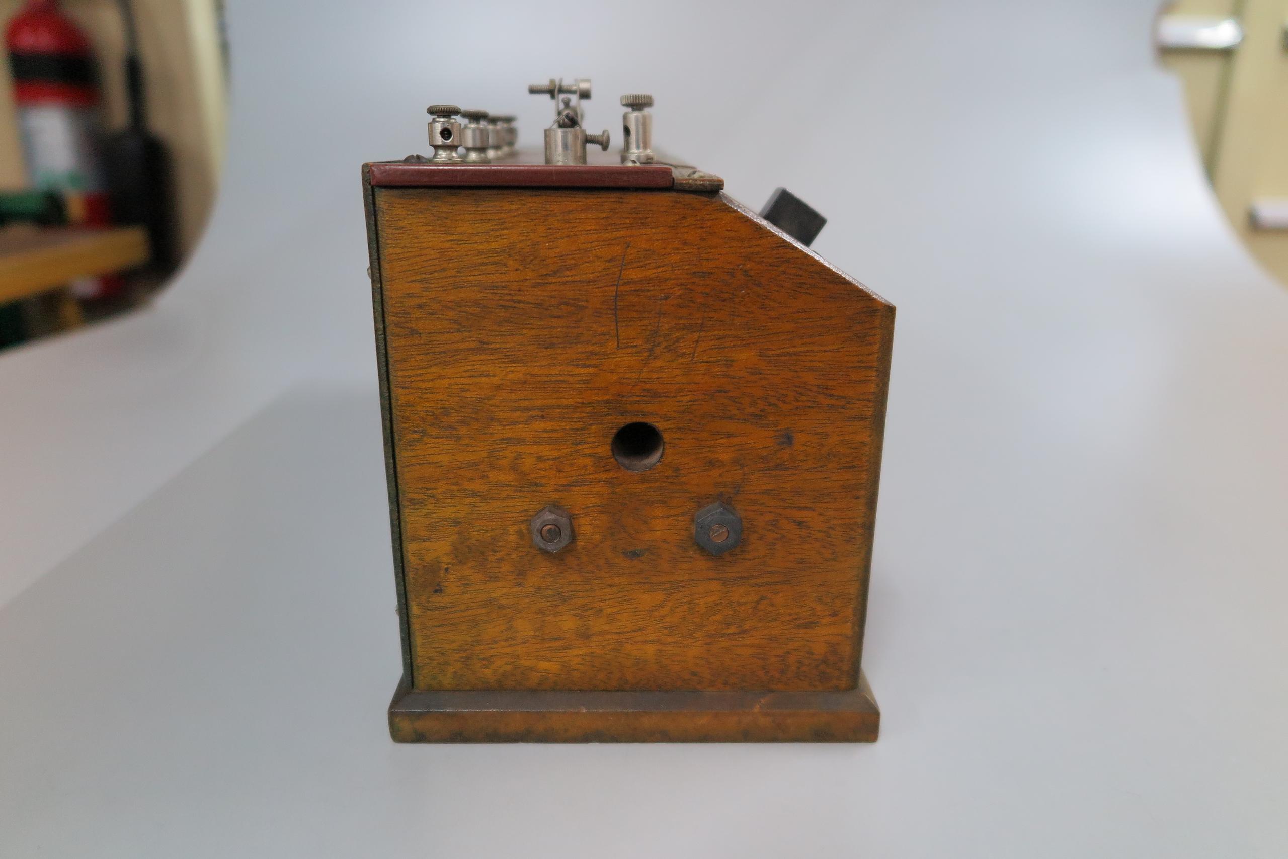 アンティーク　鉱石ラジオ (英国製) B.T.H Crystal Radio This is the BTH Type 'C' Form 'A' crystal set c.1924