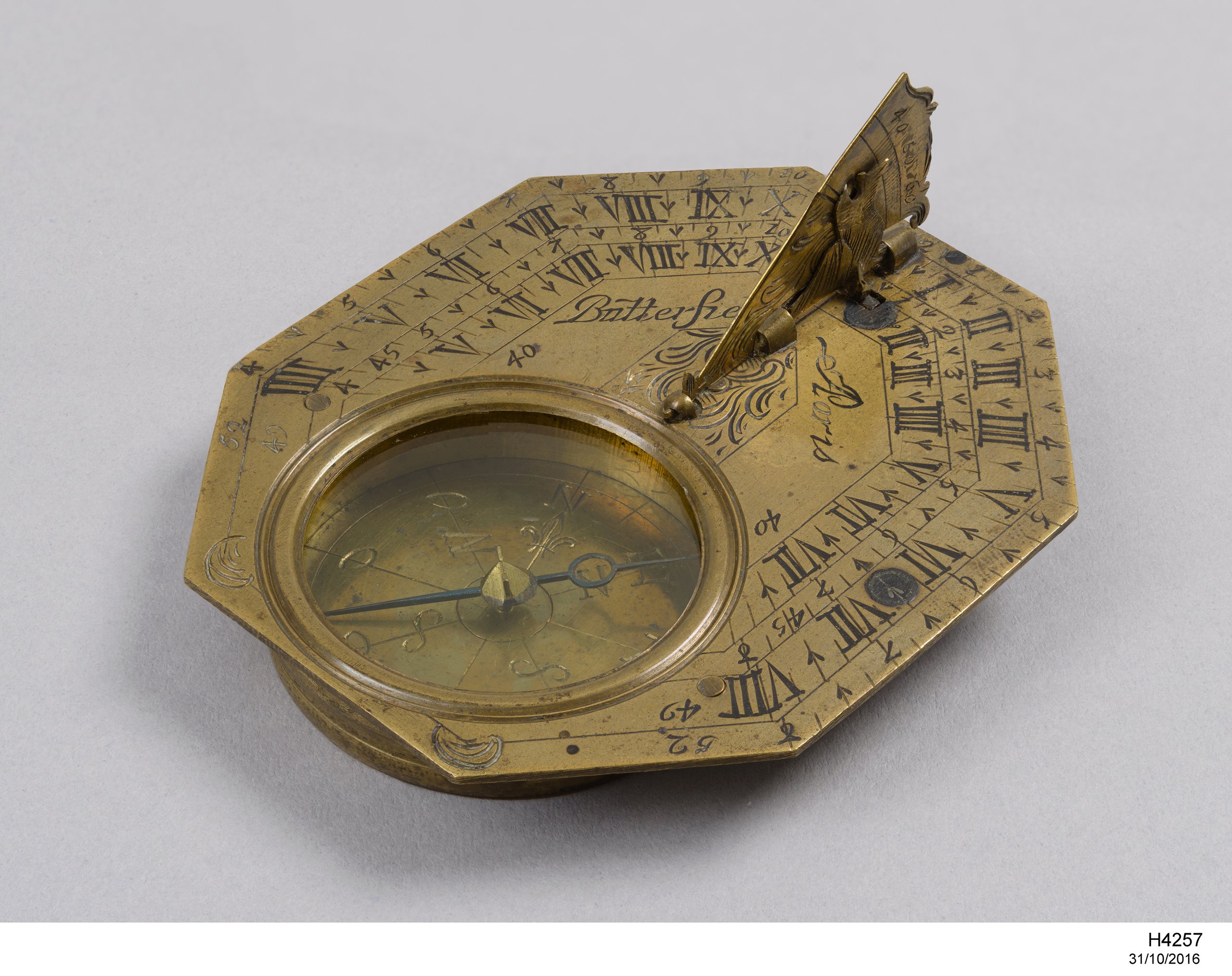Powerhouse Collection - Sundial compass
