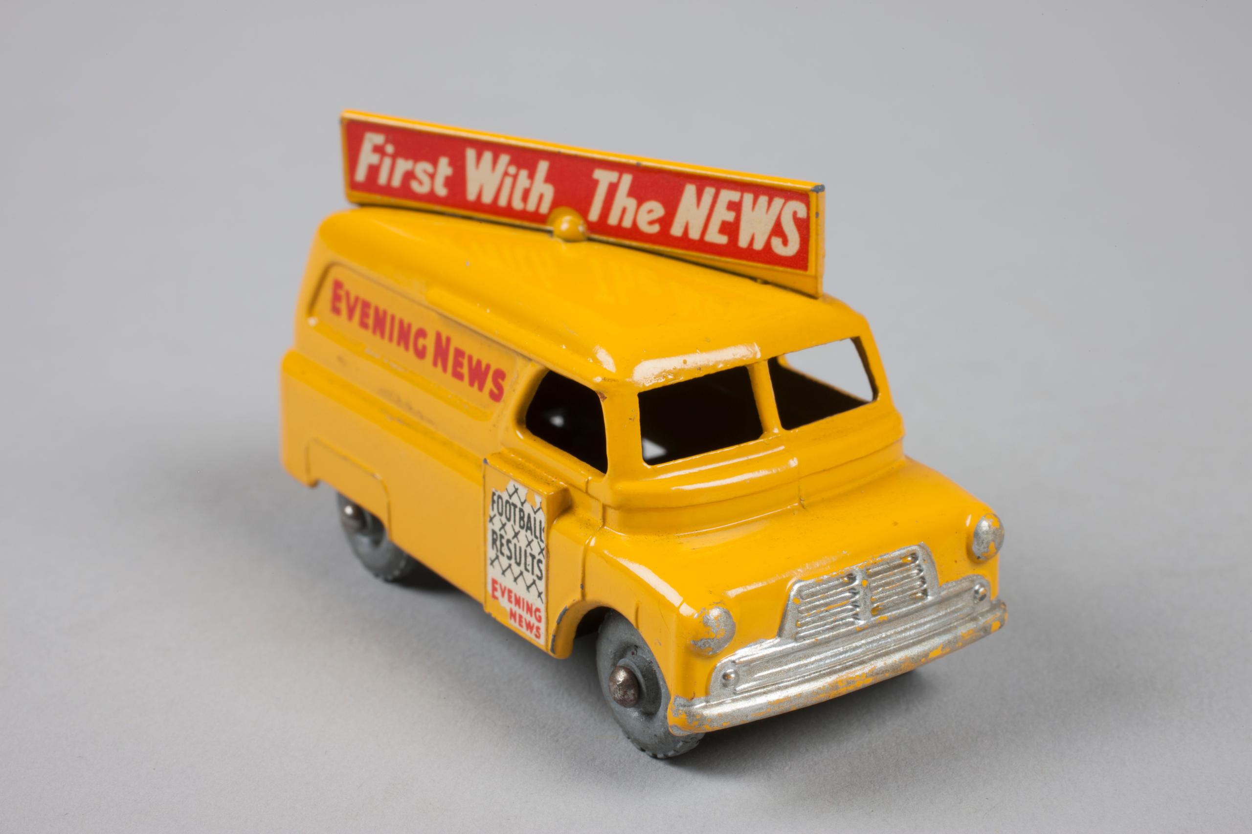 MATCHBOX N°42 BEDFORD PAPERS VAN 1957 Powerhouse Collection - Toy Matchbox No. 42 Bedford 'Evening News' van
