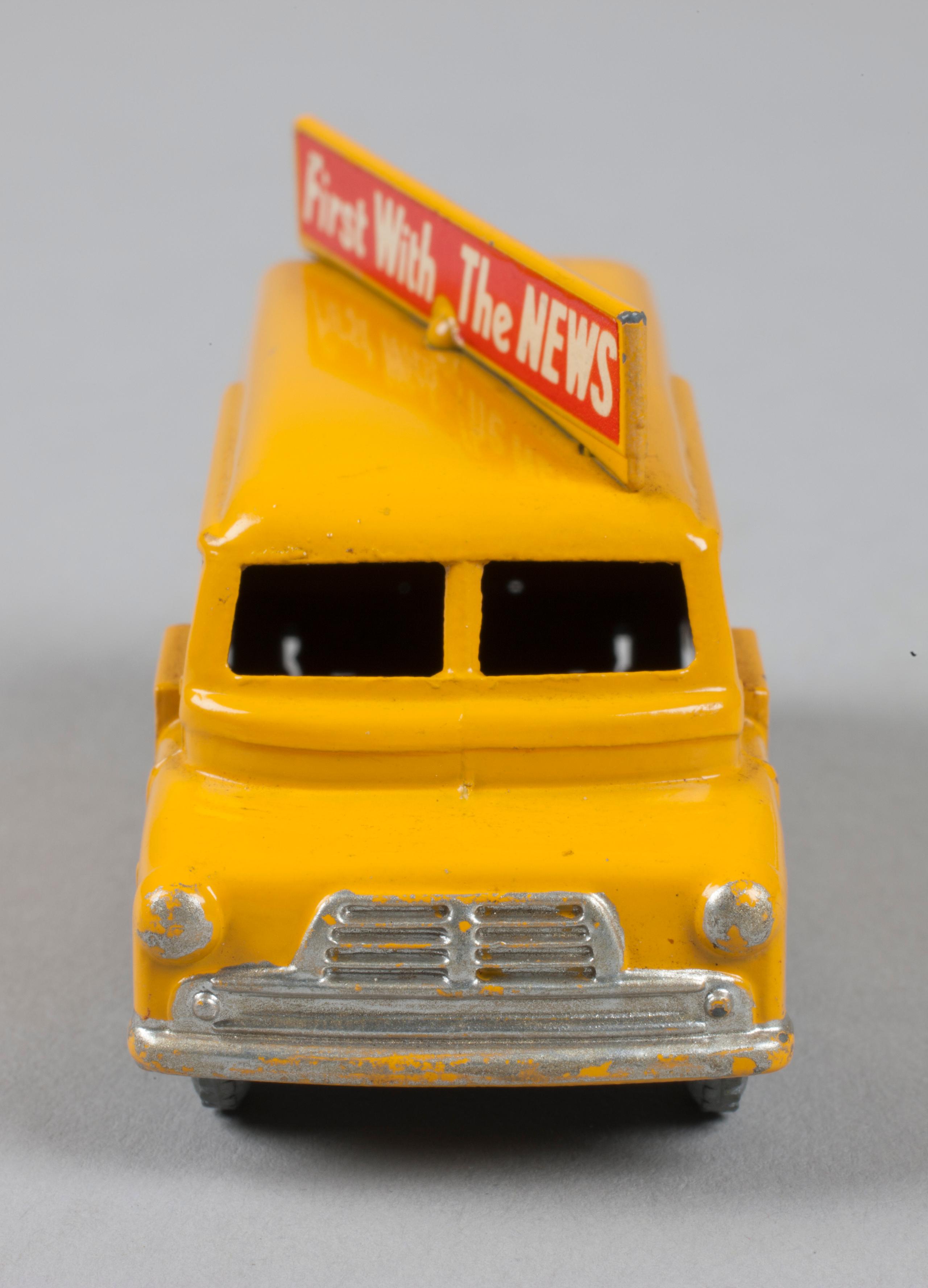MATCHBOX N°42 BEDFORD PAPERS VAN 1957 MATCHBOX Series 1-75. No 42. Evening News Van. Bedford. 1957