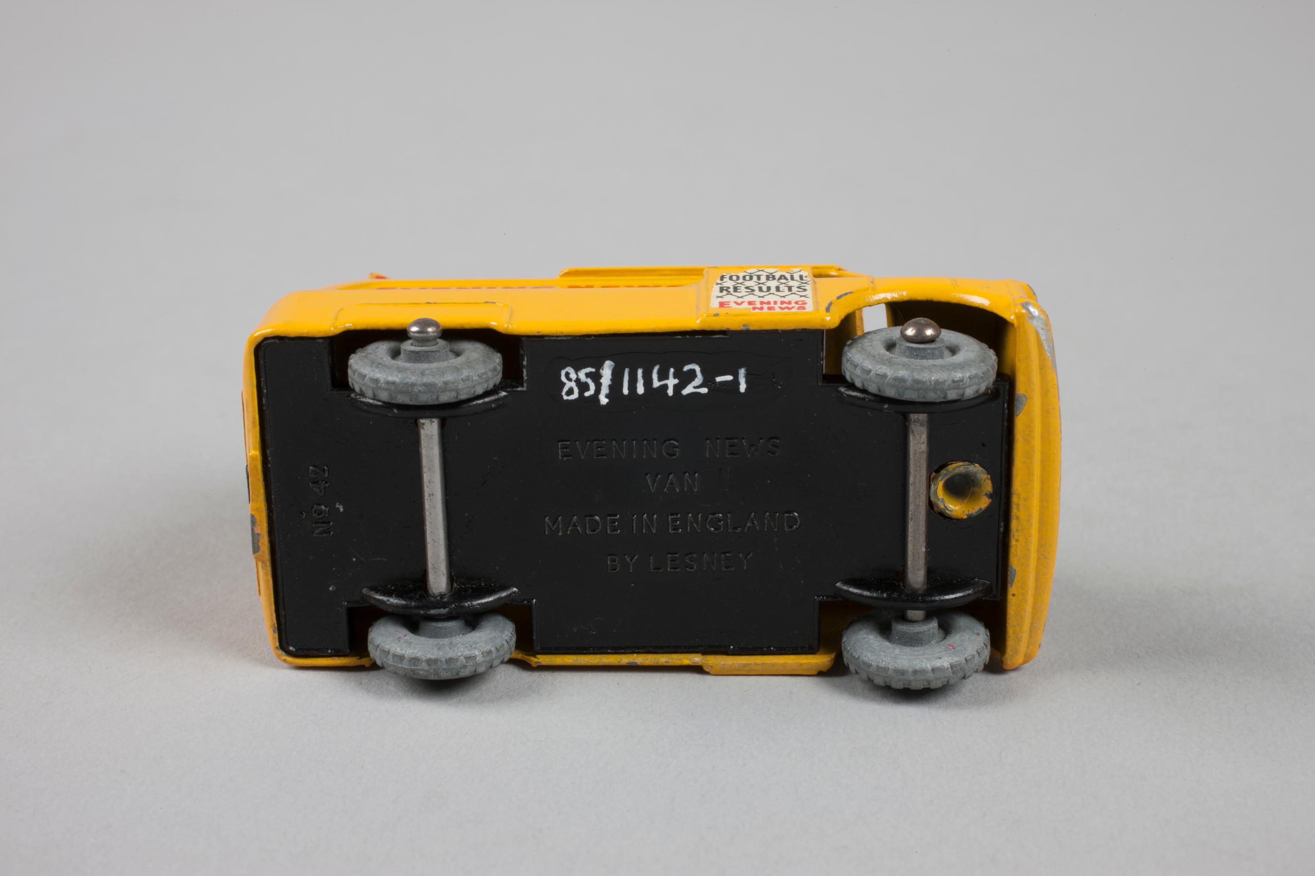 Powerhouse Collection - Toy Matchbox No. 42 Bedford 'Evening News' van