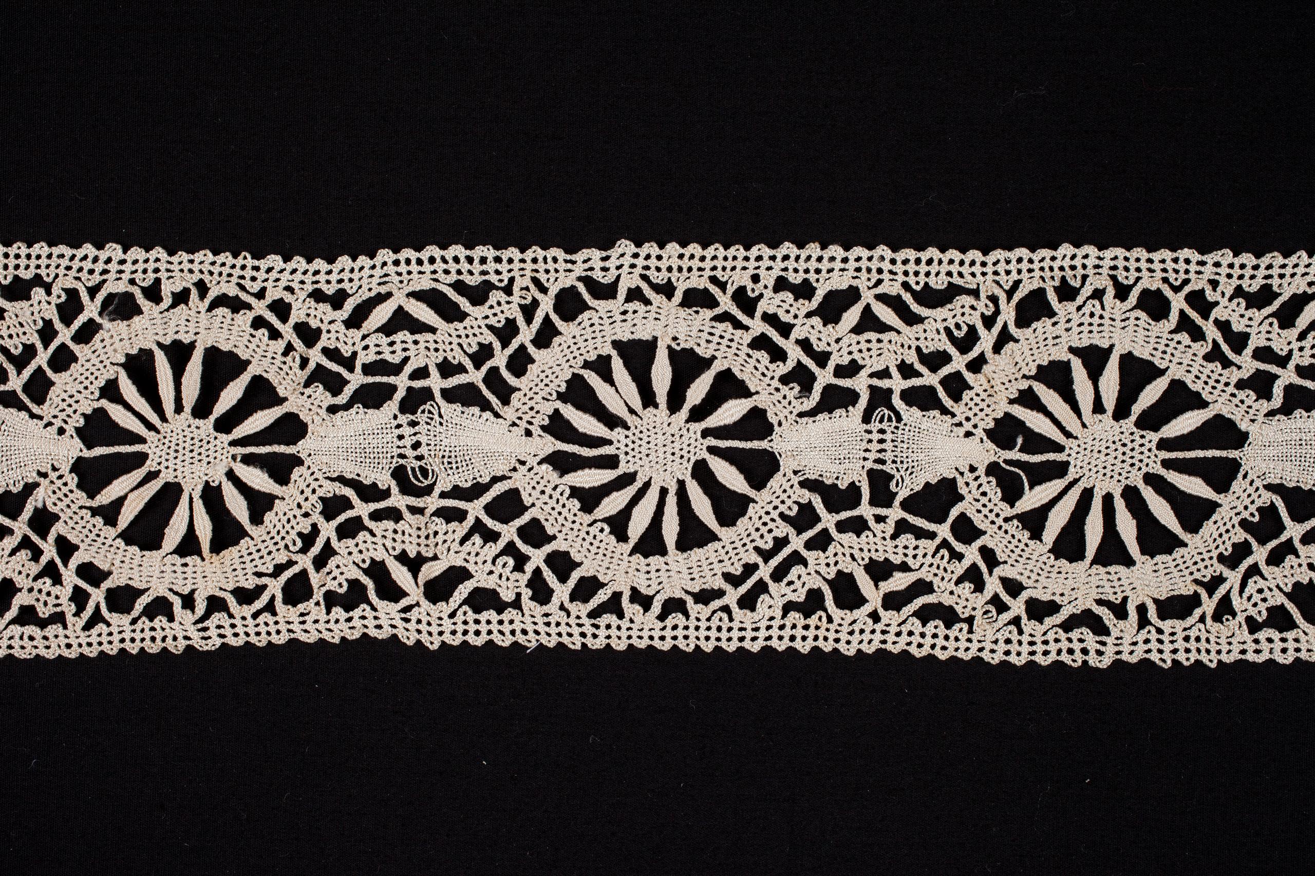 Powerhouse Collection - Lengths of bobbin lace, export goods from