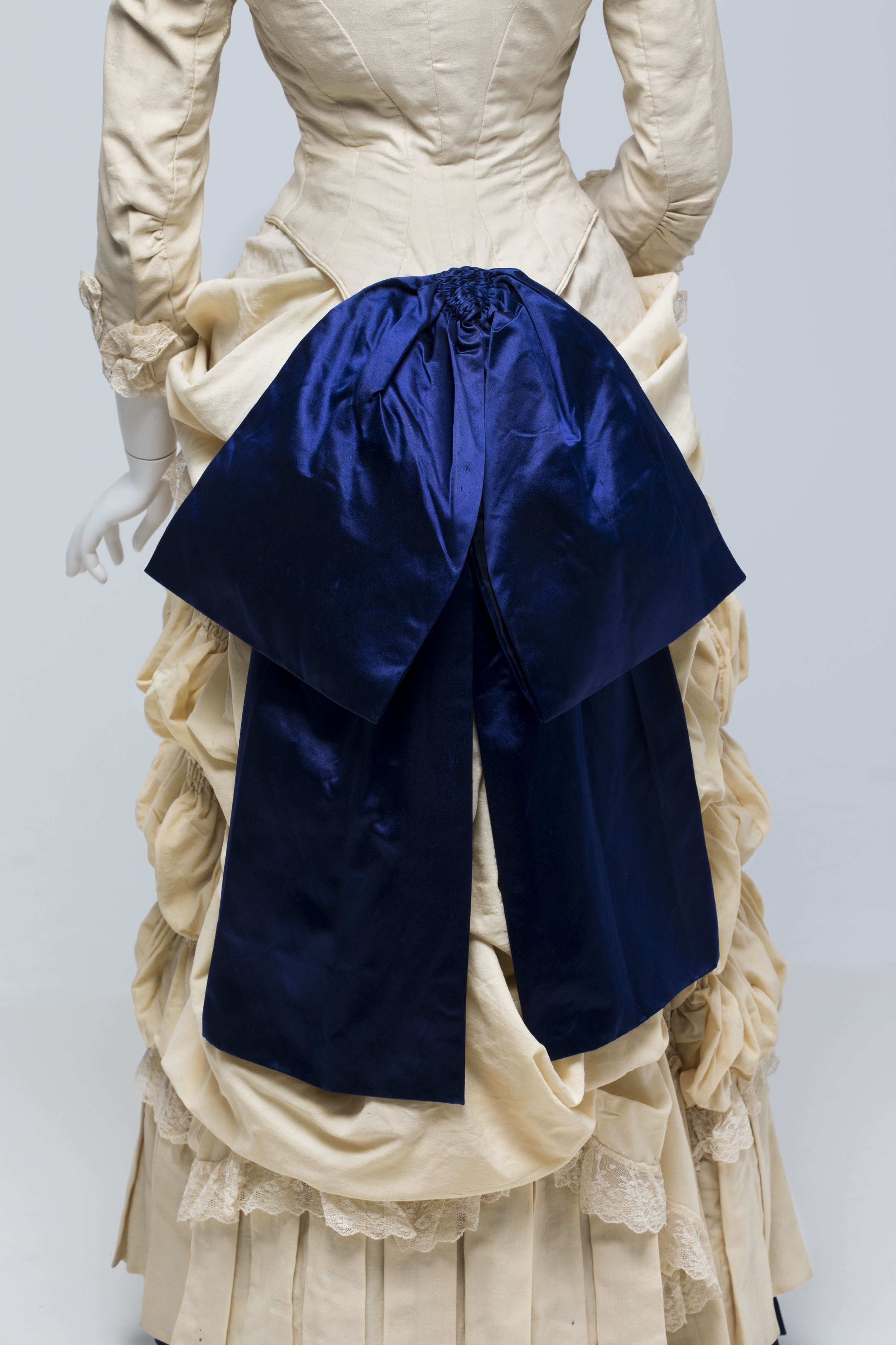 Bridesmaids dress worn by Isabella Murray
