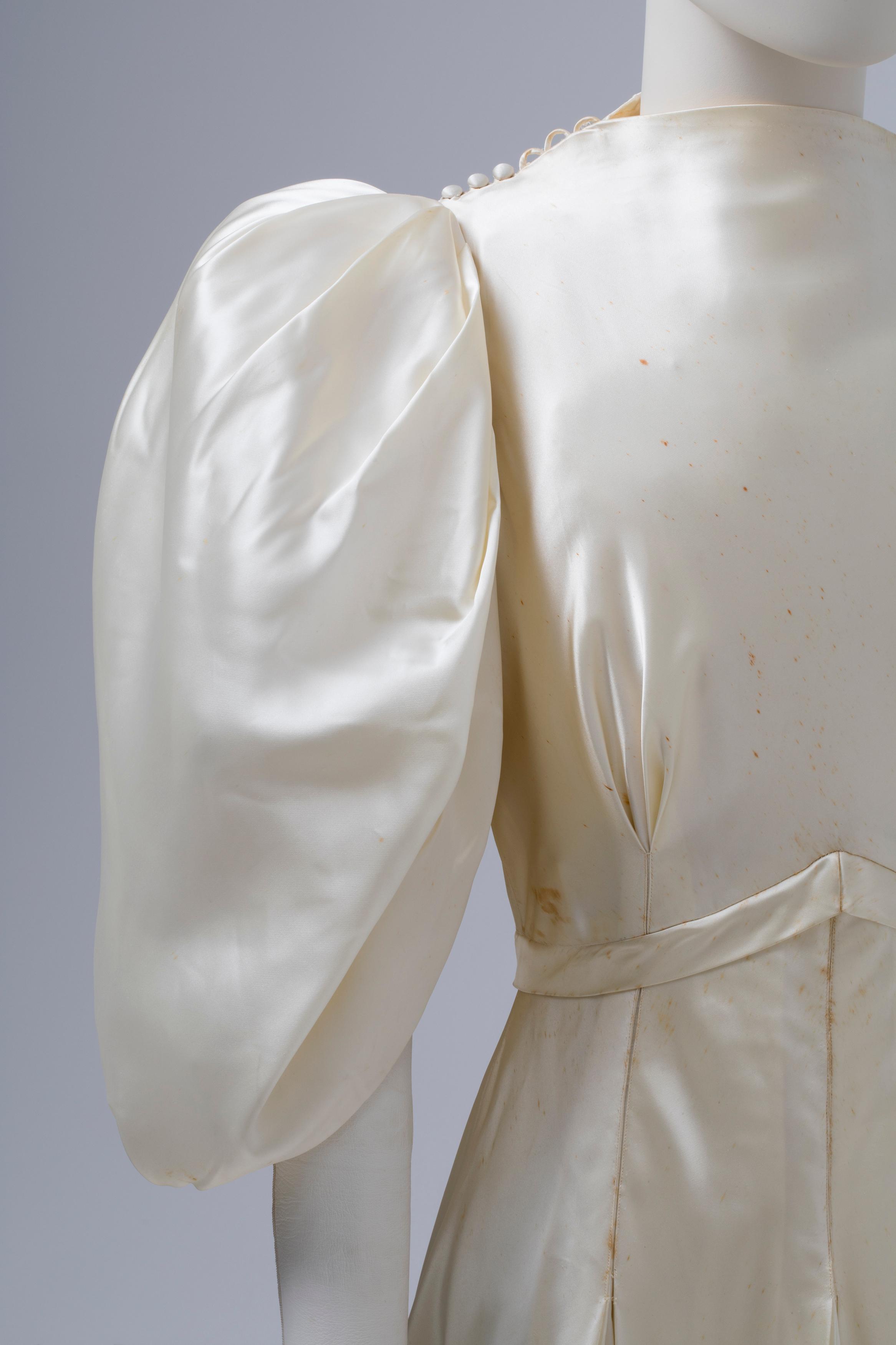 david jones silk dress UP CLOSE Silver liquid satin sculpts the bodice of the Naya Dress, melting into embellished sequin. She's luxe, luminous, and made to mesmerise. Available online now and in selected David Jones