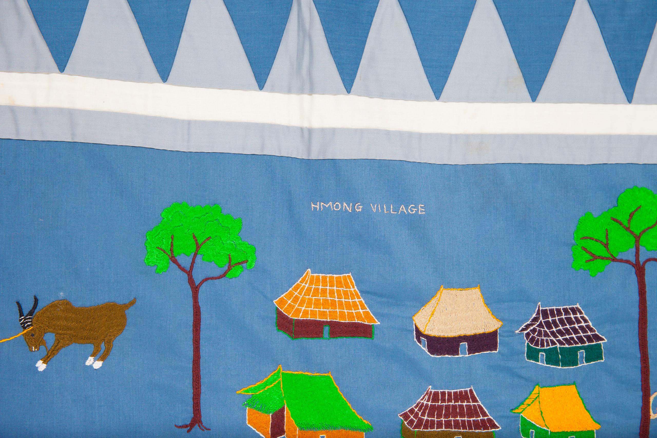 Tapis Mural Brodé Main Laos Hmong - Scène Animale, Années 80, Coton, Art Folklorique Vintage