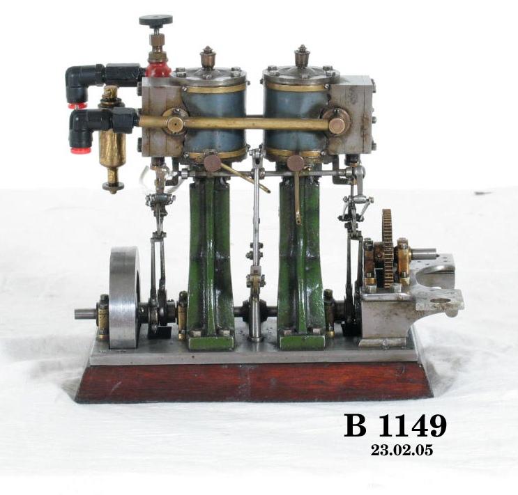 Model of twin cylinder vertical launch engine