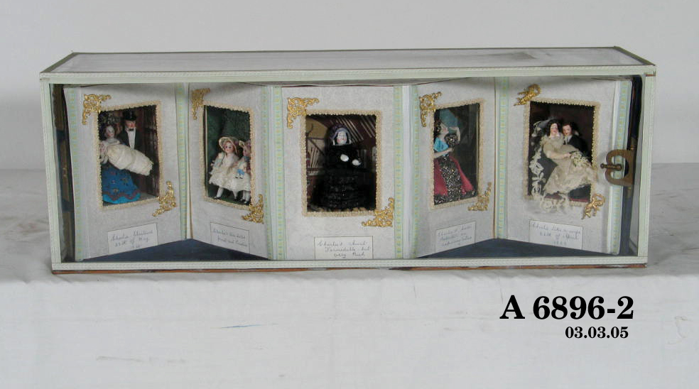 Powerhouse Collection - Family Album doll tableau