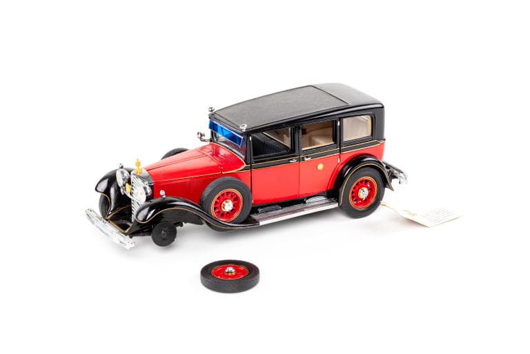 1935 MERCEDES-BENZ 770K 1/24 スケール 赤と黒 Powerhouse Collection - Model of 1935 Mercedes-Benz 770K saloon