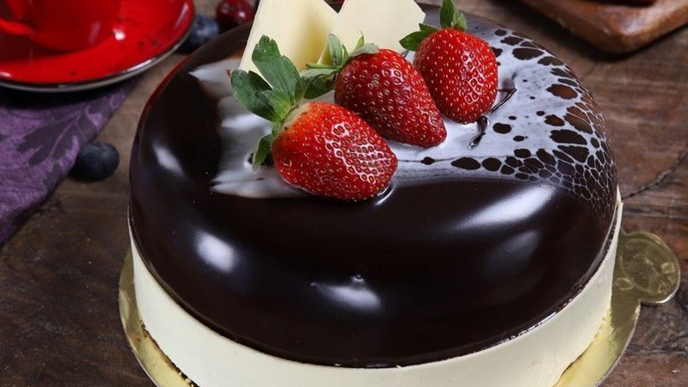 Strawberry Chocolate Cake Delivery in Istanbul – Same Day Available