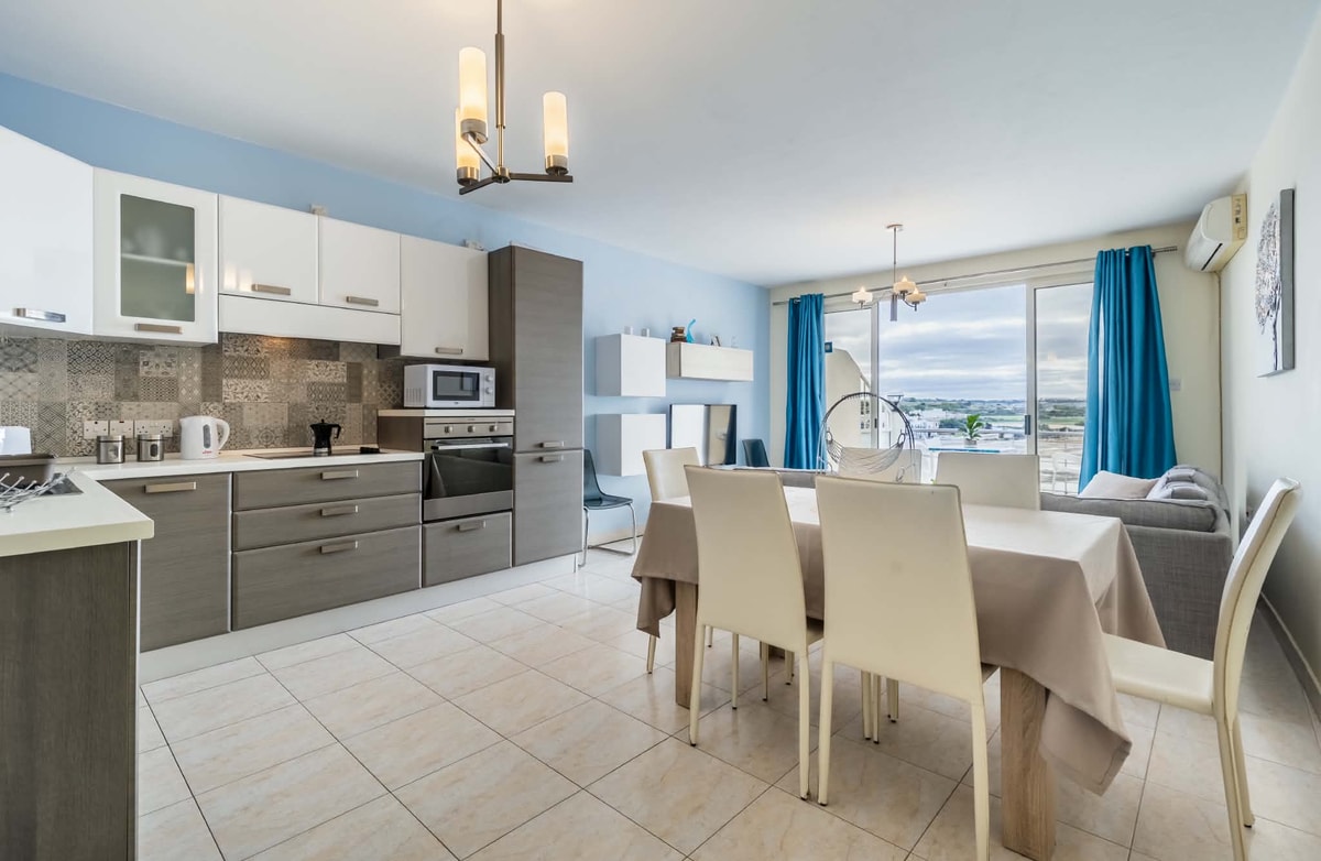 Magnificent Seafront 3-Bedroom Apartment with Stunning Salt Pan Views in Salina photo 2