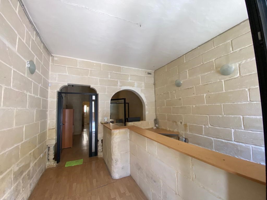 Office for Long Let in Santa Venera - €950/month