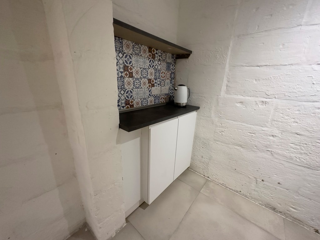 Office for Long Let in Valletta - €1,400/month photo 13
