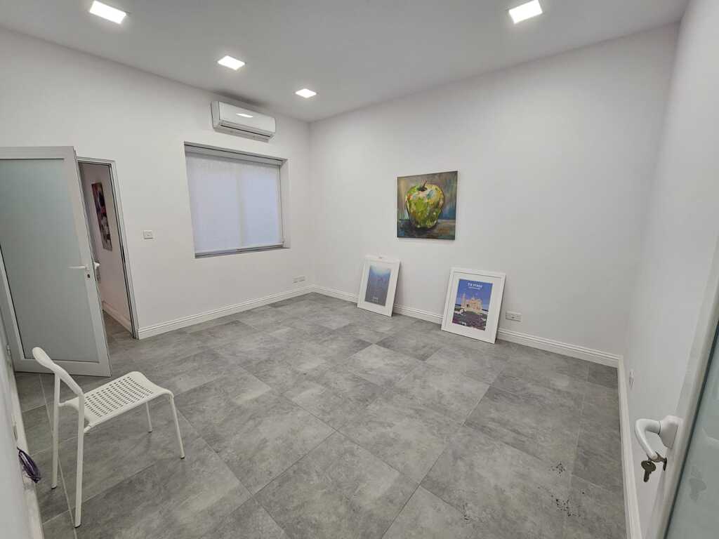 Office for Long Let in Valletta - €3,500/month photo 5