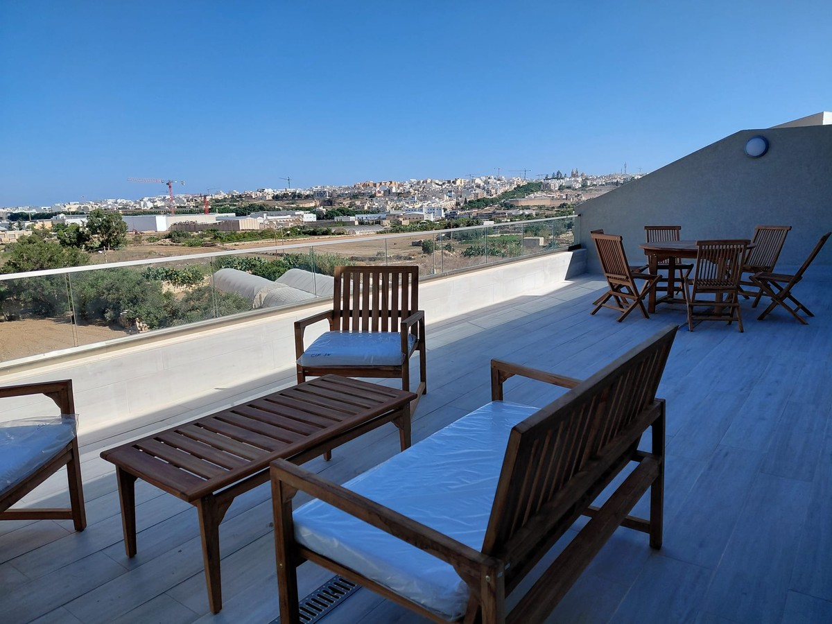 Designer-Finished 3-Bedroom Penthouse in Lija photo 2