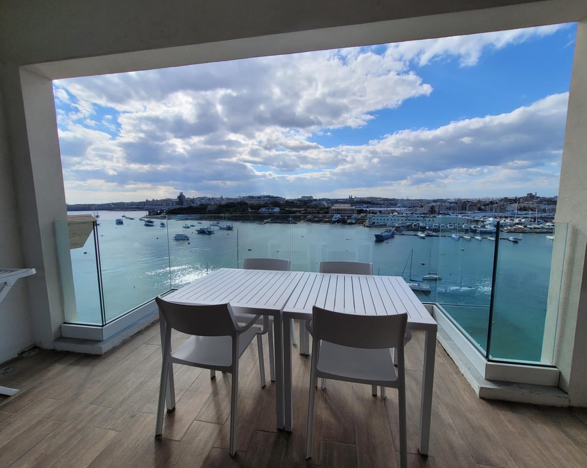 Stunning Seafront 2-Bedroom Apartment with A Large Terrace in Sliema photo 2
