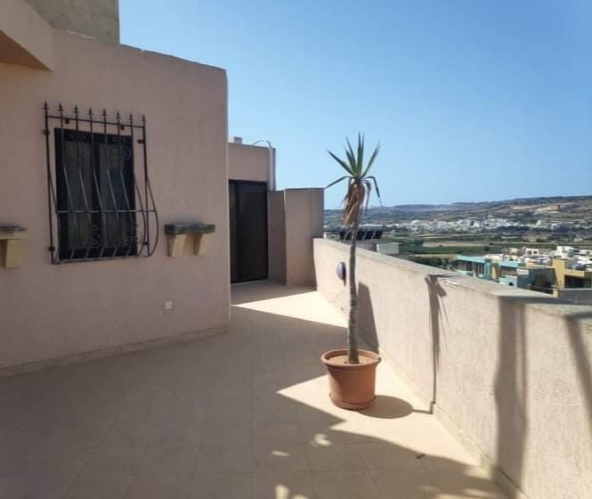 1 Bedroom Penthouse for Long Let in Qawra - €900/month