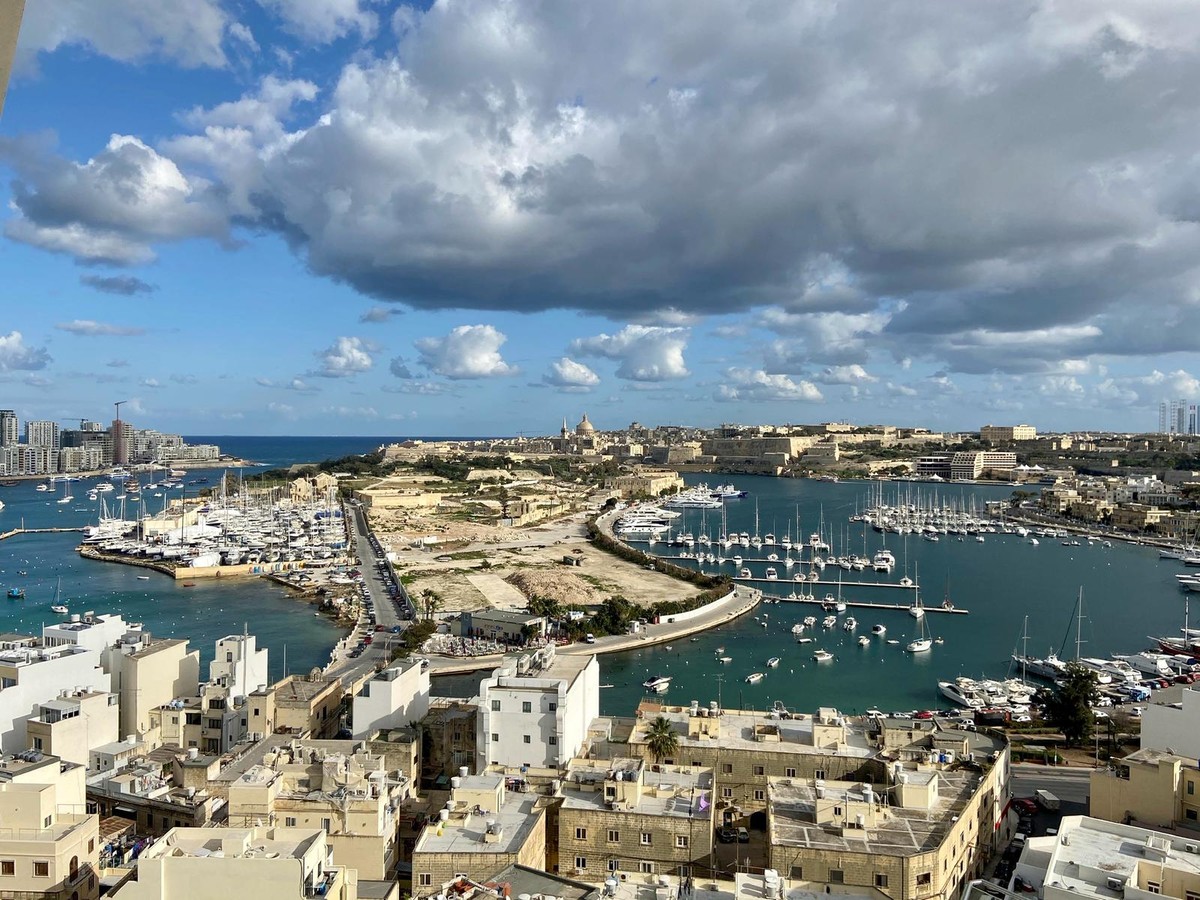 Spectacular Designer Finished 3-Bedroom Apartment with Panoramic Views in Gzira photo 10
