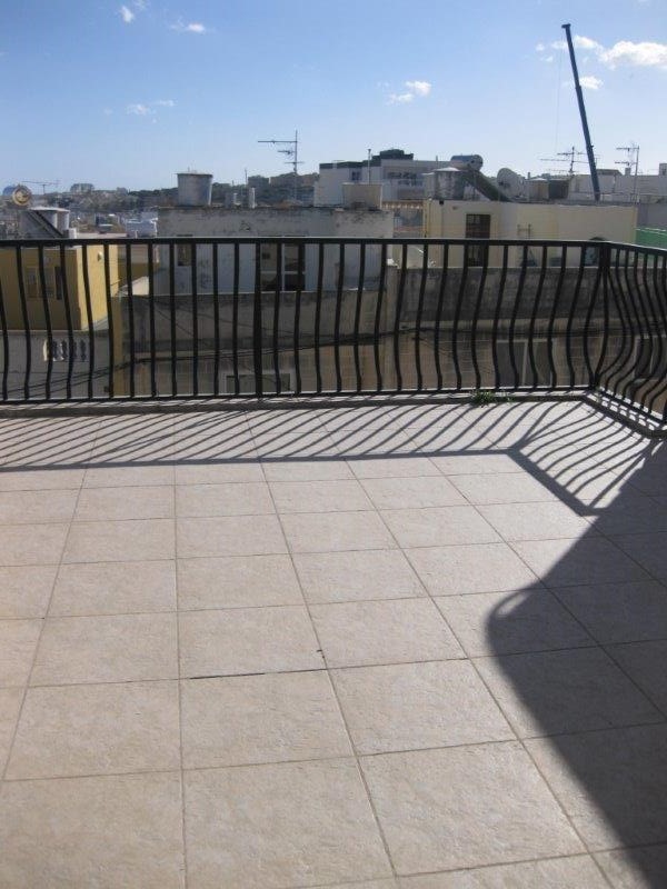 Stylish Highly Finished & Furnished Penthouse with A Large Entertaining Terrace in Swieqi photo 6