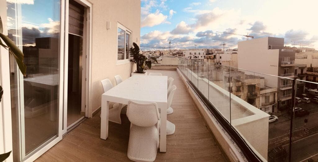 1 Bedroom Penthouse for Long Let in Gżira - €1,600/month