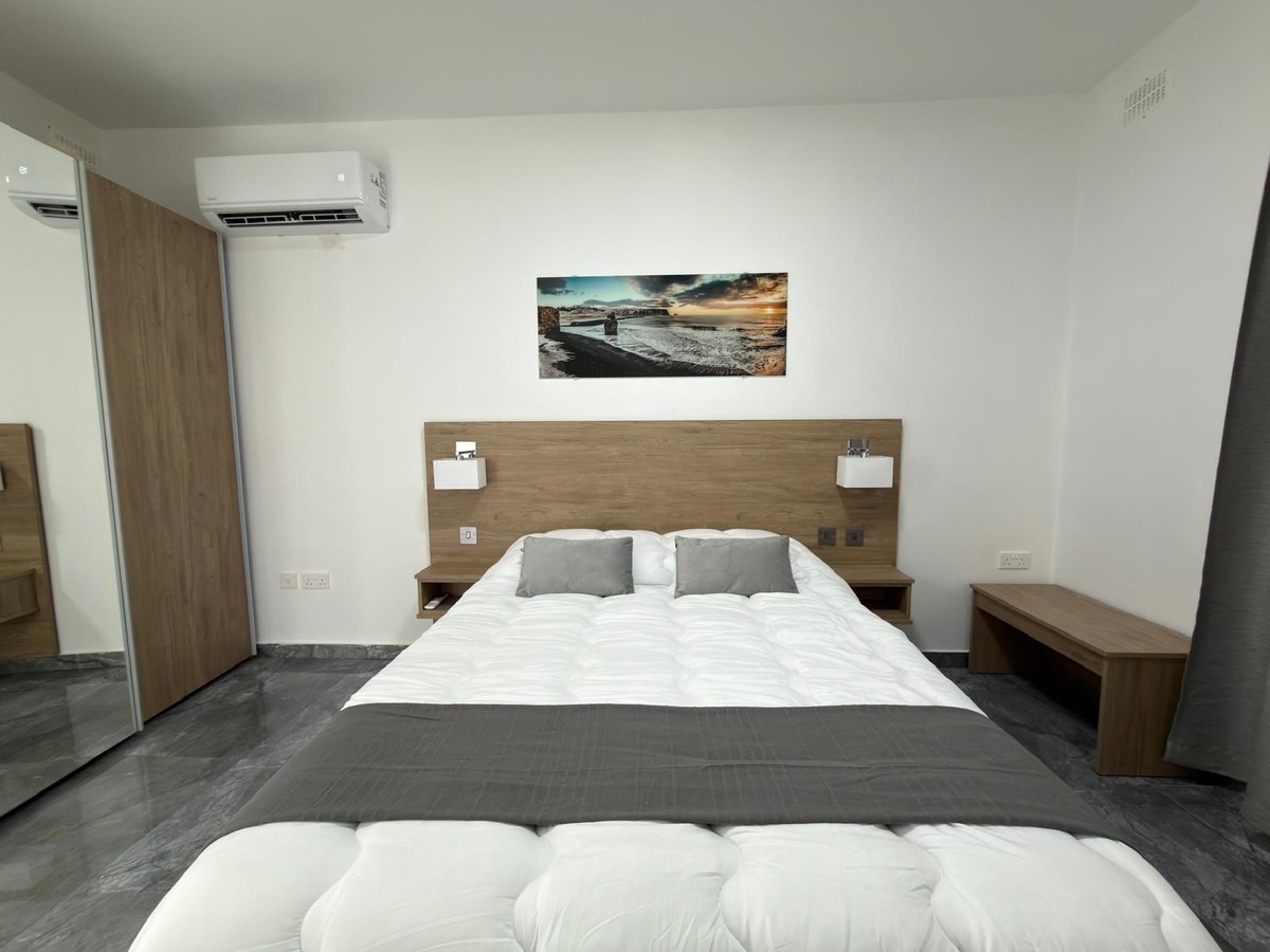 Modern 1-Bedroom Penthouse with Large Terrace in Gzira photo 8