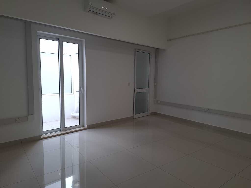 Office for Long Let in Mrieħel - €2,000/month photo 4