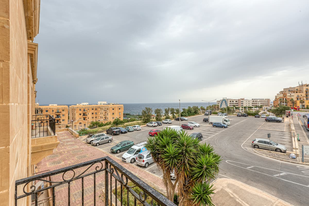 Stunning 3-Bedroom Apartment with Sea Views in Pembroke – €1,900/month (Ref.25521) (FBRE, P, M)
