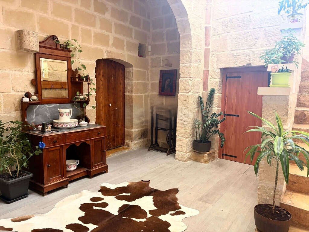 3 Bedroom House of Character for Long Let in Mosta - €2,500/month photo 9
