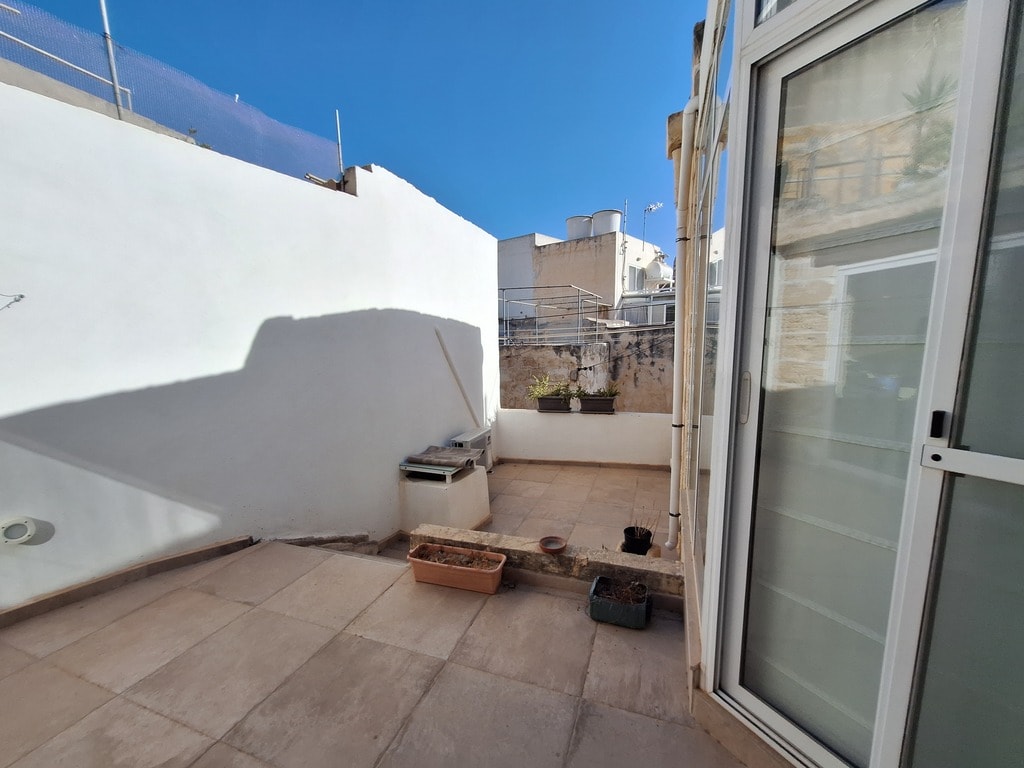 2 Bedroom House of Character for Long Let in Żebbuġ - €1,300/month photo 6