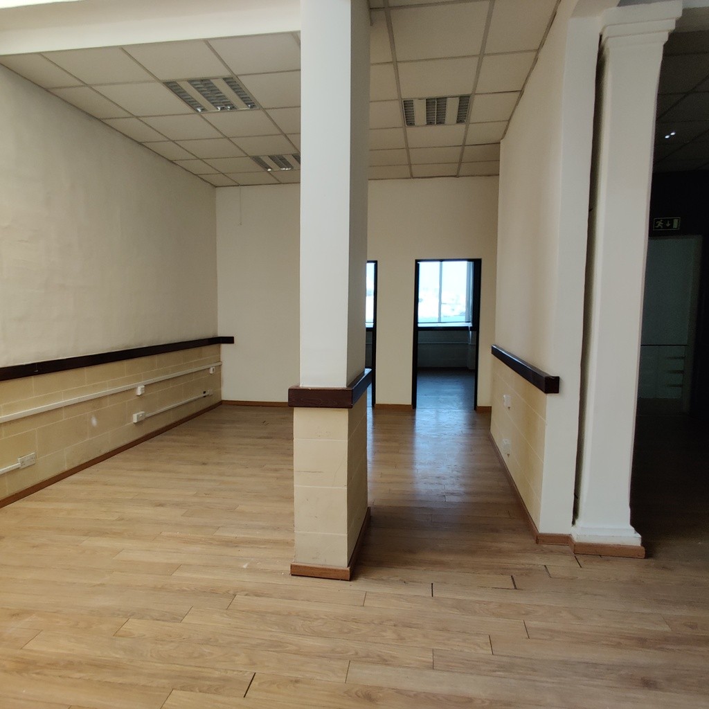 Office for Long Let in Valletta - €1,500/month photo 4