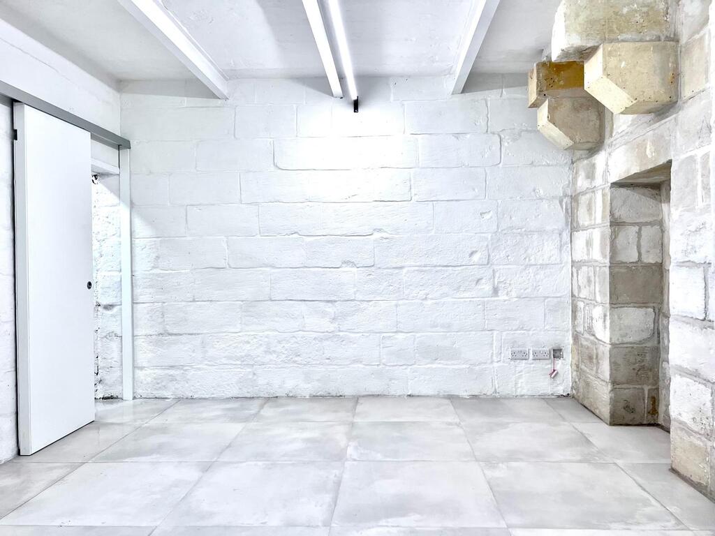 Office for Long Let in Valletta - €1,400/month photo 10