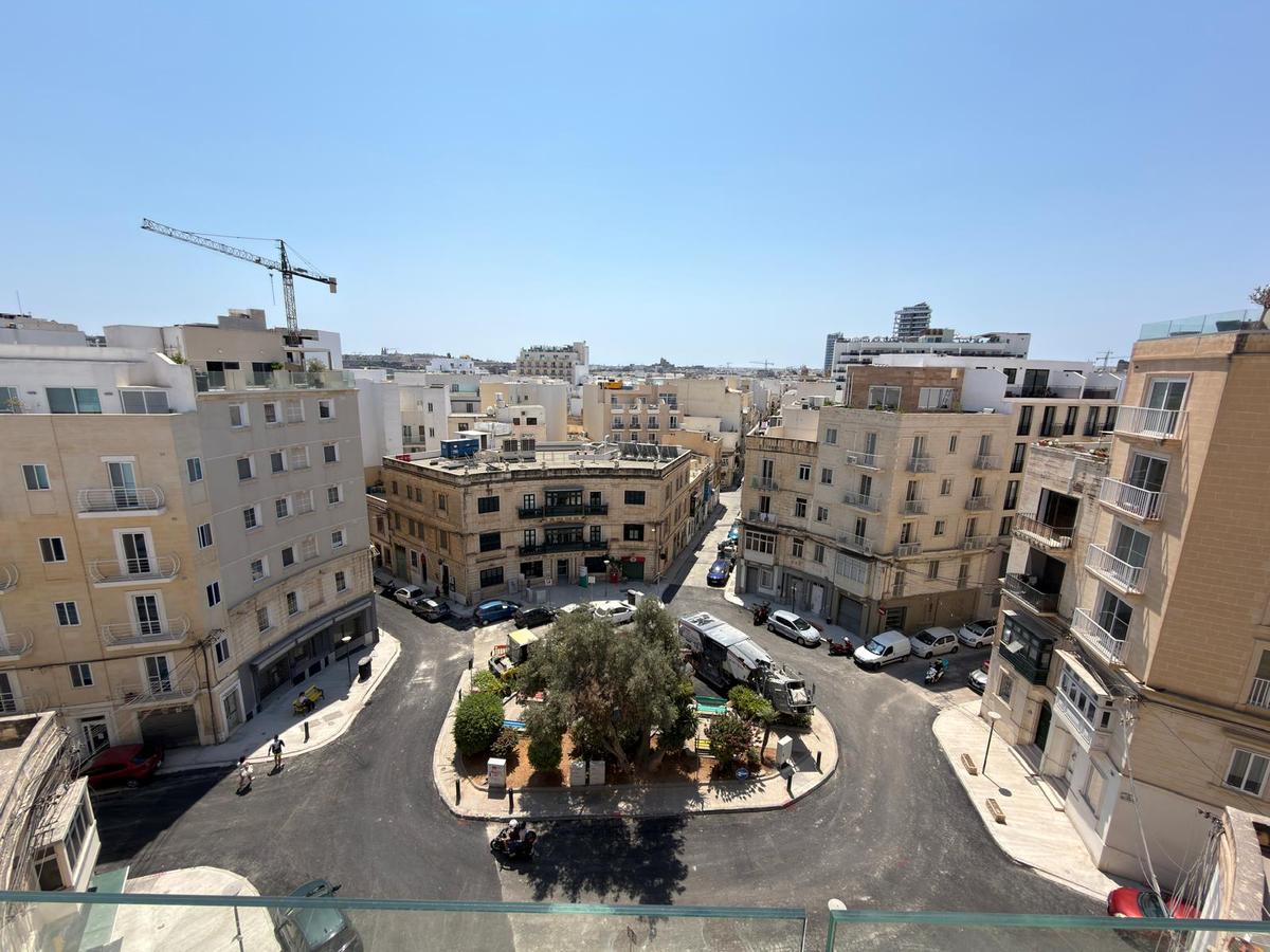Modern 1-Bedroom Penthouse with Large Terrace in Gzira
