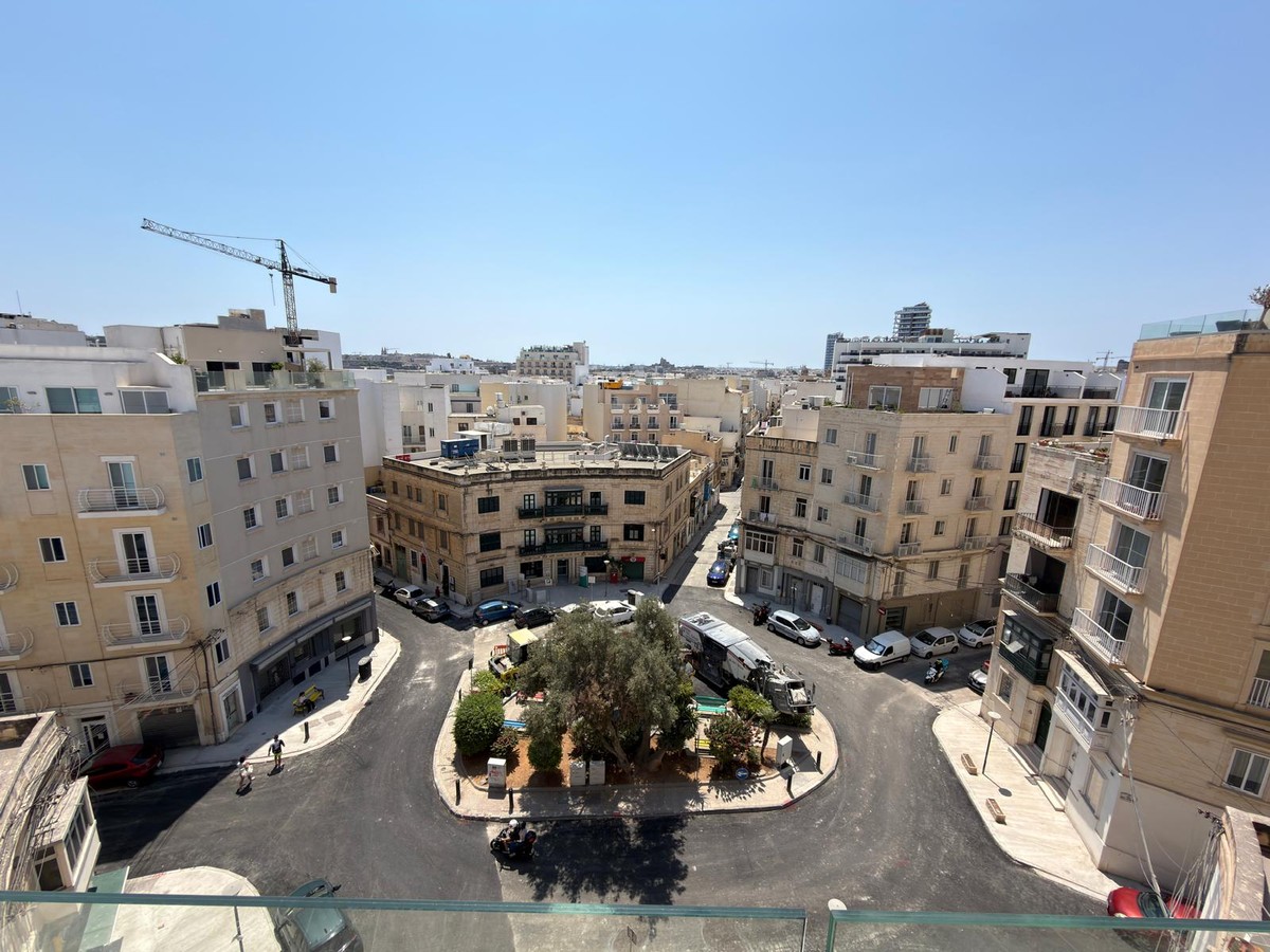 Modern 1-Bedroom Penthouse with Large Terrace in Gzira
