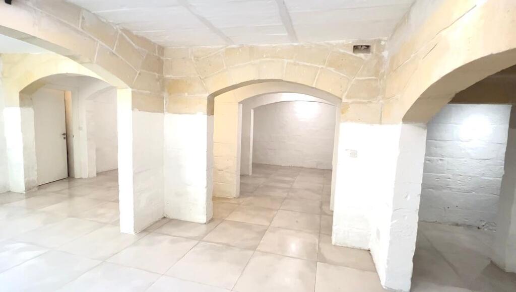 Office for Long Let in Valletta - €1,400/month photo 11