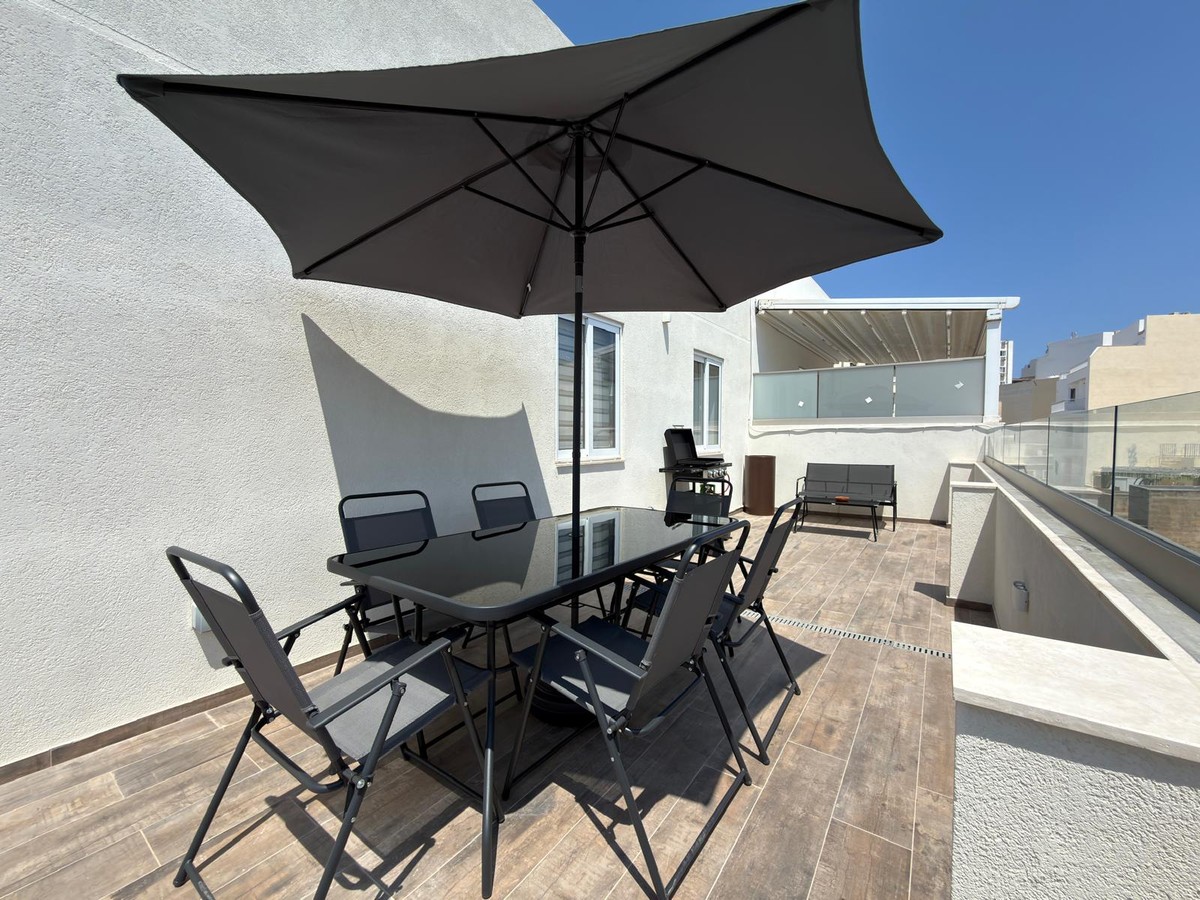 Modern 1-Bedroom Penthouse with Large Terrace in Gzira photo 2