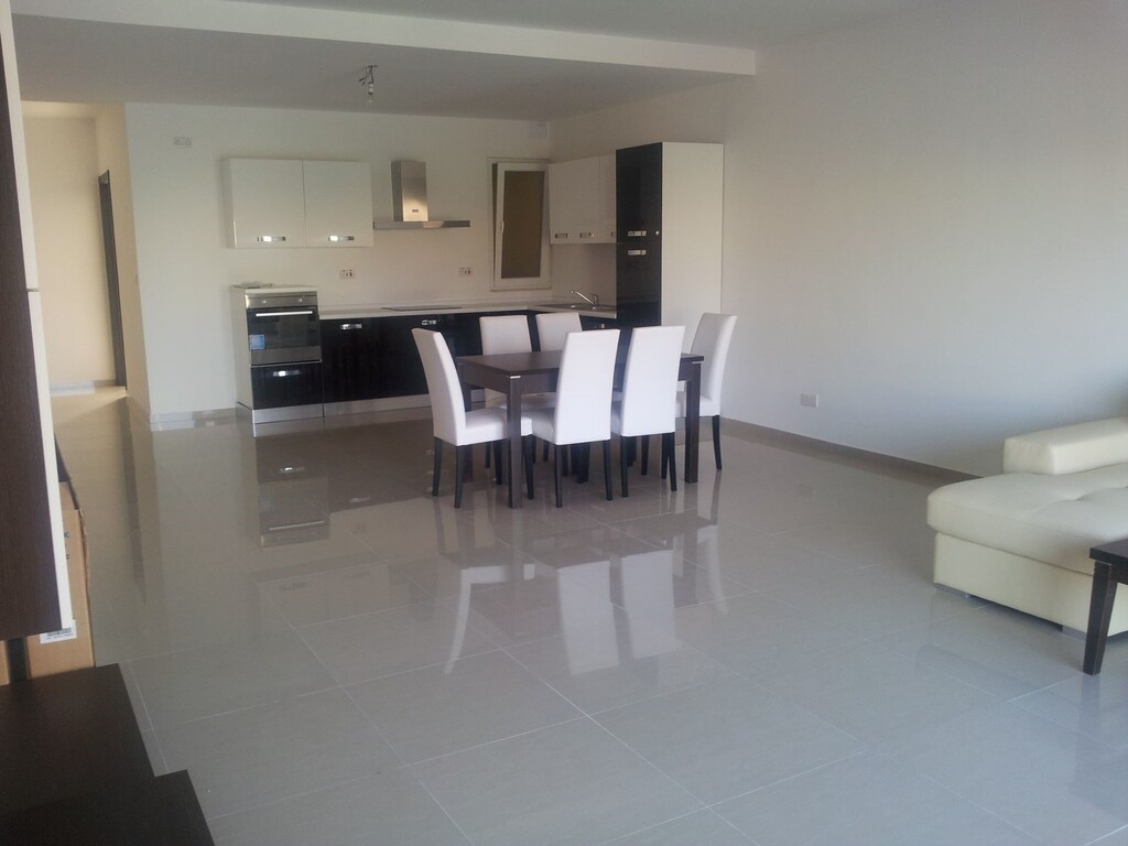 2 Bedroom Maisonette for Long Let in Żebbuġ - €1,200/month photo 3