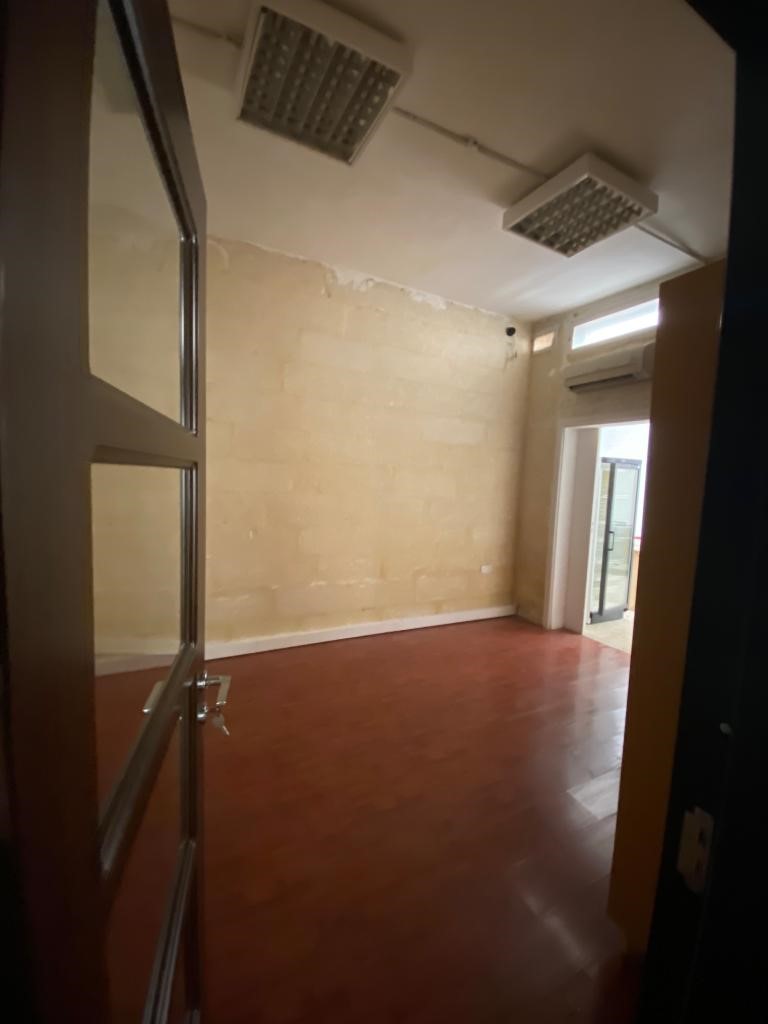 Office for Long Let in Santa Venera - €950/month photo 7