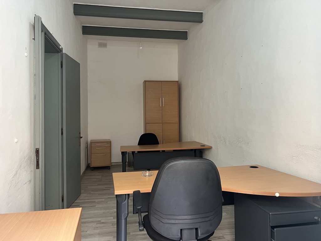 Office for Long Let in Valletta - €1,250/month photo 8