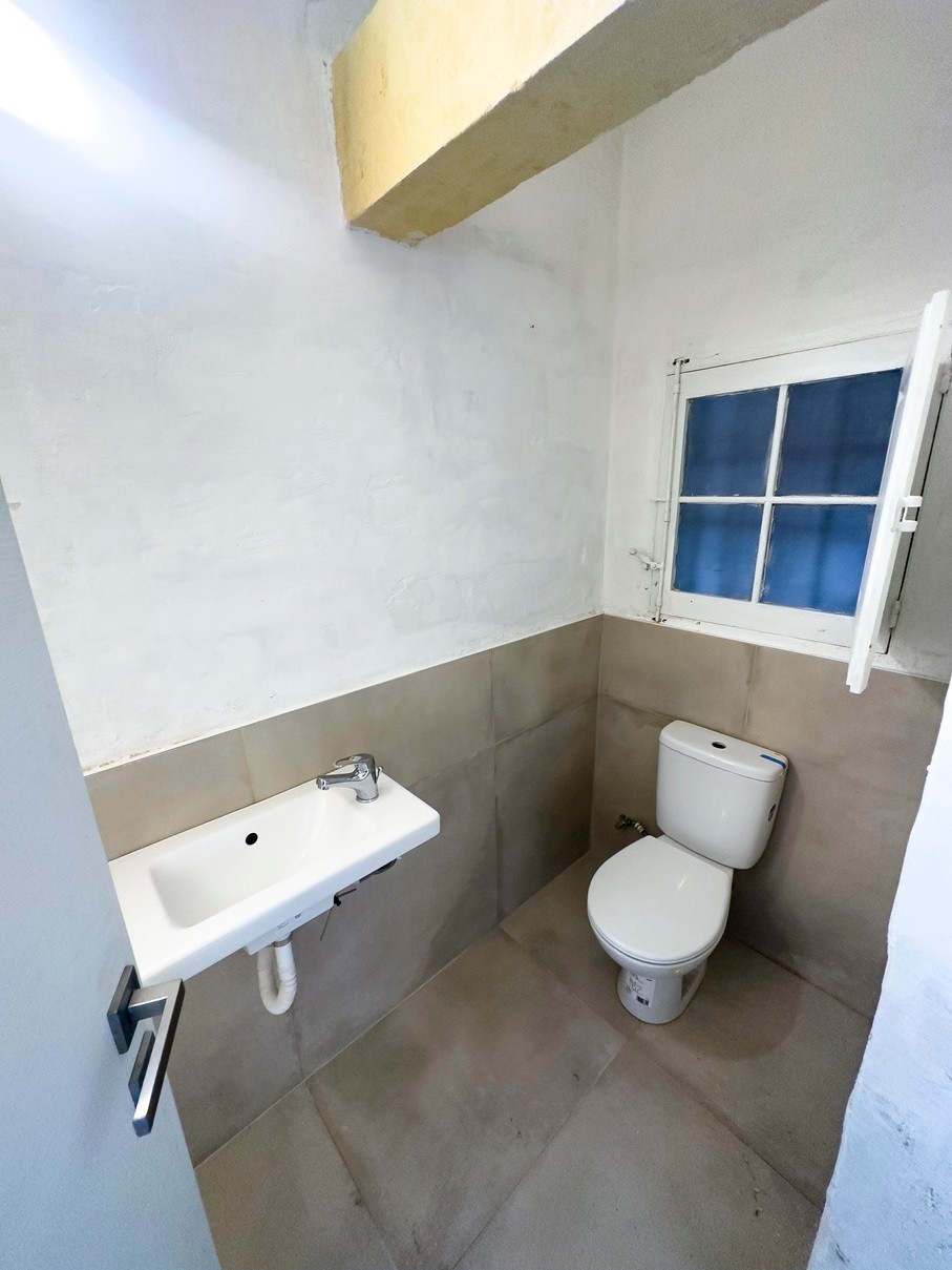Office for Long Let in Valletta - €1,400/month photo 17