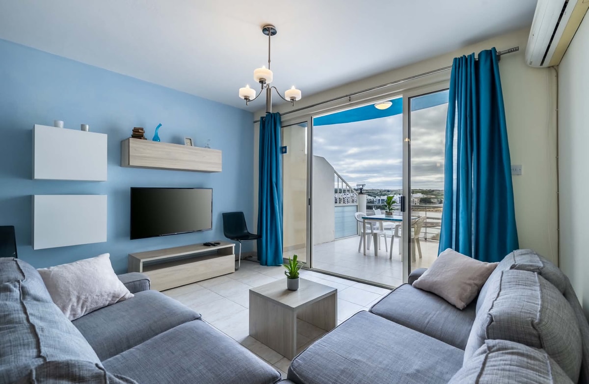 Magnificent Seafront 3-Bedroom Apartment with Stunning Salt Pan Views in Salina photo 3