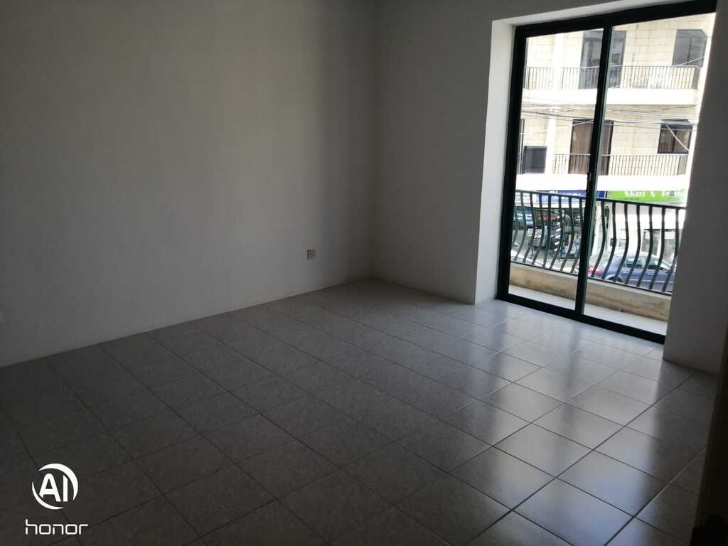 Office for Long Let in San Ġwann - €1,000/month photo 2