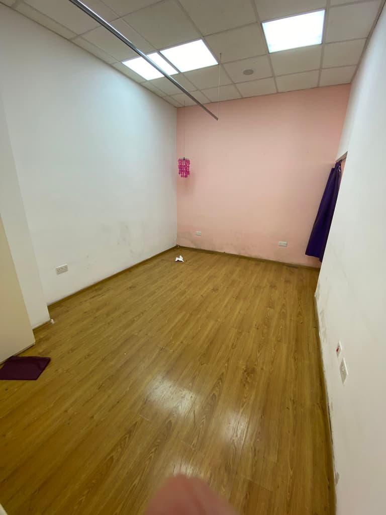 Shop for Long Let in Gżira - €1,200/month