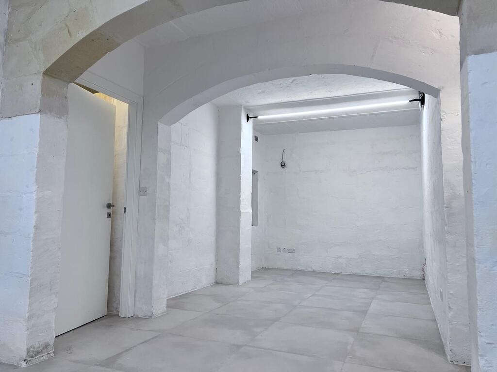 Office for Long Let in Valletta - €1,400/month photo 8