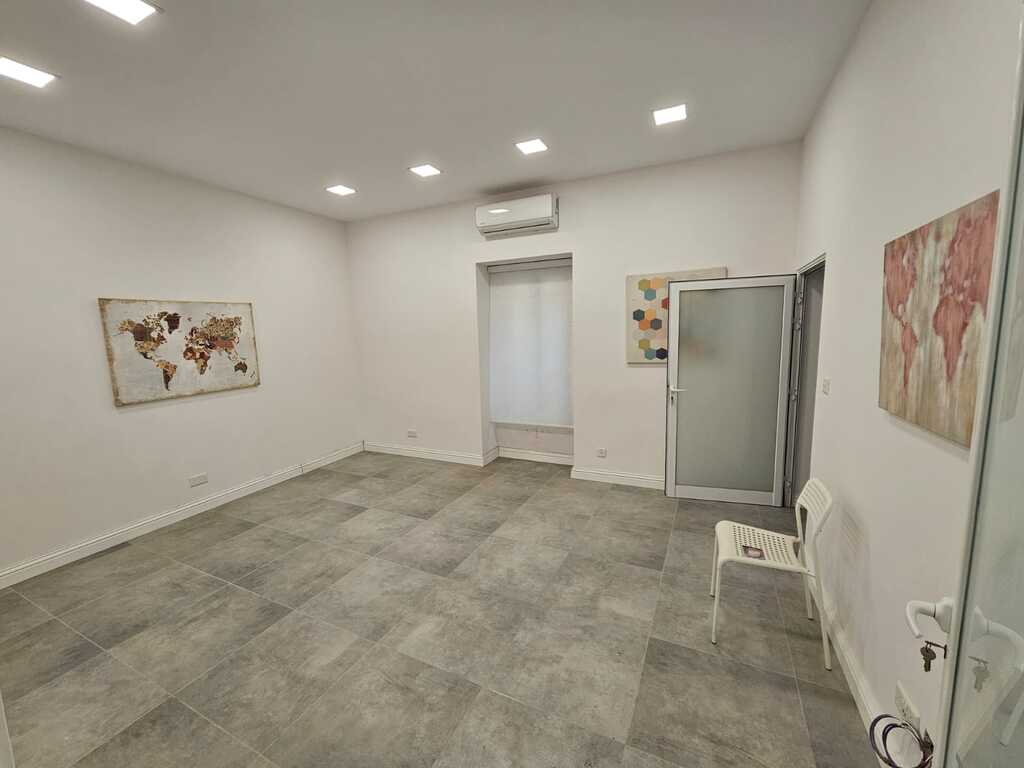 Office for Long Let in Valletta - €3,500/month photo 7