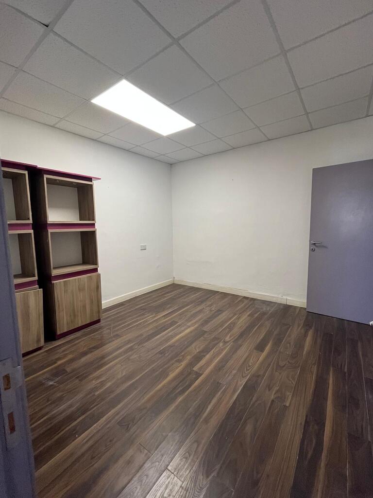 Office for Long Let in Ħamrun - €1,500/month photo 3