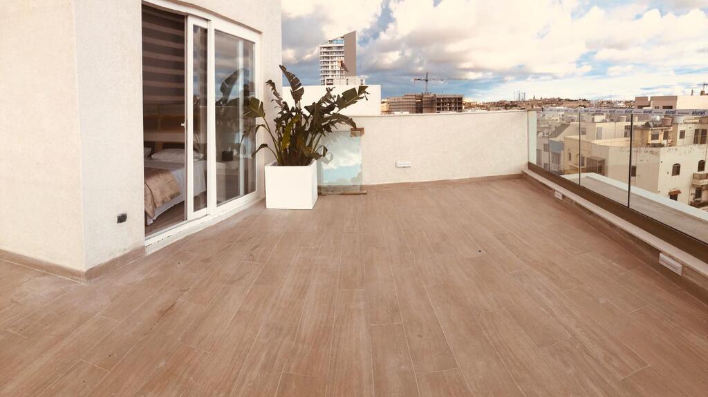 1 Bedroom Penthouse for Long Let in Gżira - €1,600/month photo 4