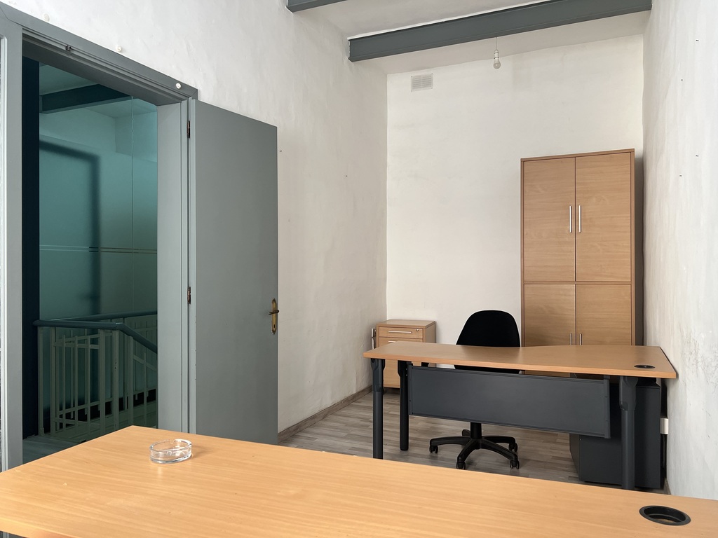 Office for Long Let in Valletta - €1,250/month photo 10