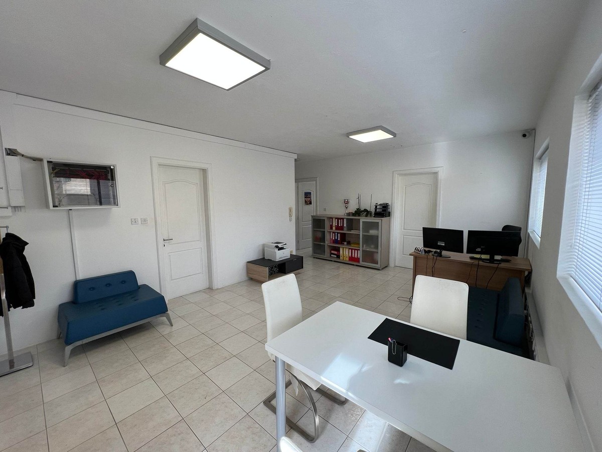Bright 120 sqm Corner Penthouse Office in Gzira photo 2