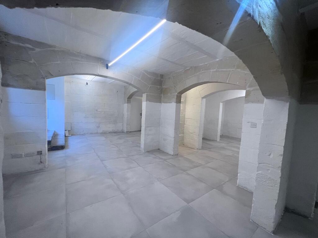 Office for Long Let in Valletta - €1,400/month photo 3