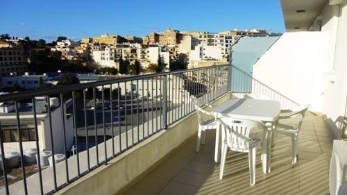 2 Bedroom Penthouse for Long Let in Gżira - €2,300/month
